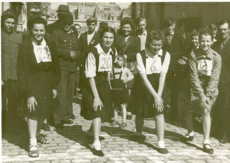 KKE 2201.jpg - Fot. Grupowa. Zawodniczki przygotowujące się do biegu. Na zdjęciu Łucja Żakiewicz, Orneta, lata 40-te XX wieku.